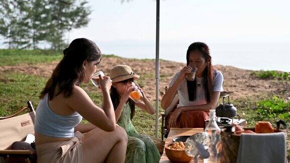 欢快的亚洲家庭喜欢野餐与食物和饮料在露营车在海滩自驾游露营车旅行系列
