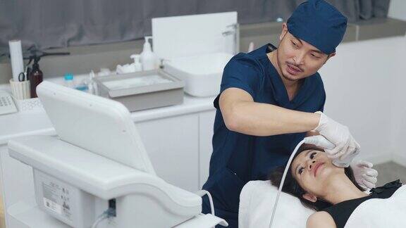 亚裔华人男性美学家使用超声SMAS对患者面部进行拉皮