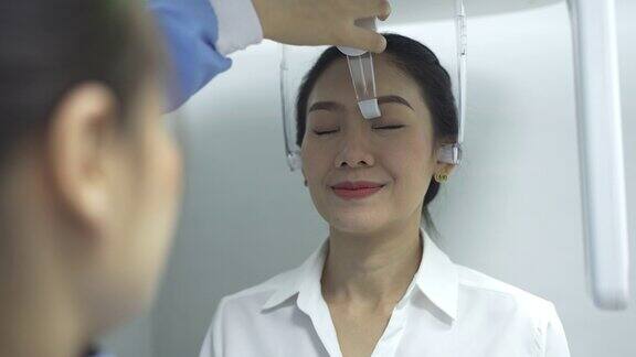 女放射科医生在牙科诊所为病人的牙齿照x光