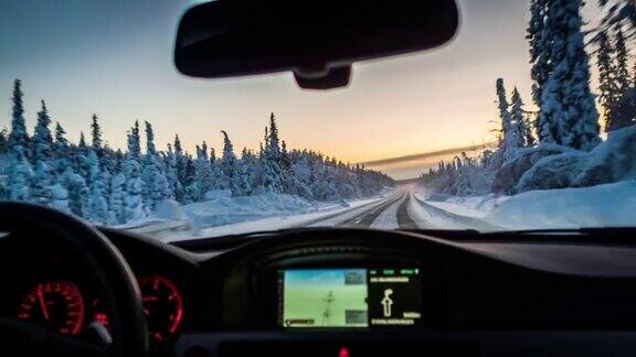 在瑞典拉普兰的雪道上开车