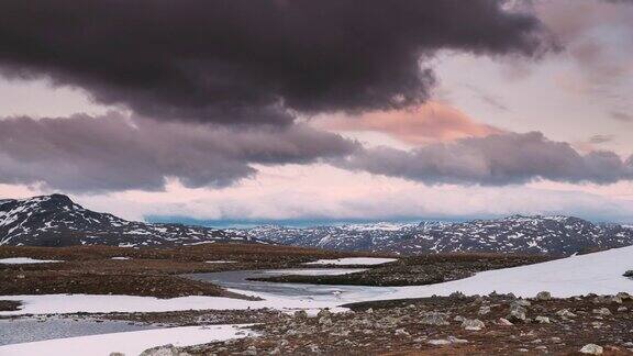 黑暗大胆的天空时间流逝挪威风景优美的天空阴云密布挪威山脉令人惊叹的美景没有人斯堪的那维亚旅行和徒步旅行