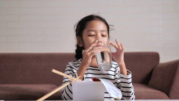 亚洲小女孩用筷子吃辣可口的方便面与幸福选择焦点浅景深
