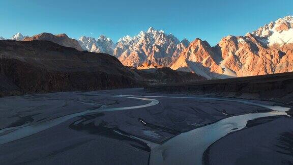 春季喀喇昆仑公路沿线喜马拉雅山脉帕苏山脉和罕萨河鸟瞰图巴基斯坦北部
