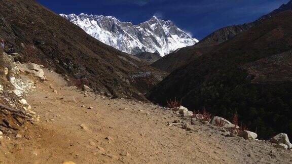 尼泊尔徒步攀登珠峰大本营背景是雪山珠穆朗玛峰4k