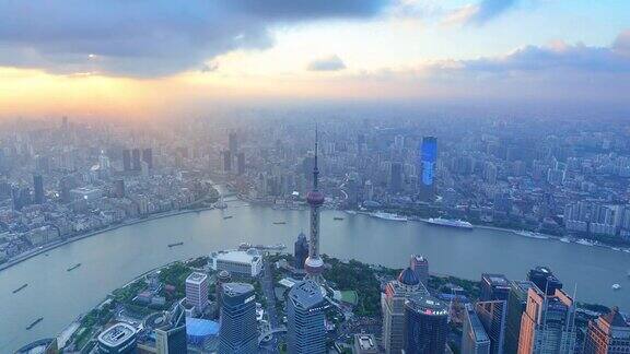 鸟瞰图的上海城市景观在戏剧性的天空