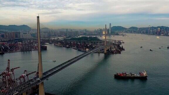 傍晚鸟瞰香港葵青货柜码头及昂船洲大桥