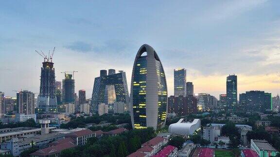 北京城市和CCTV总部鸟瞰图白天到晚上的过渡