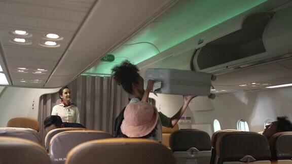 乘客乘坐商用飞机旅行
