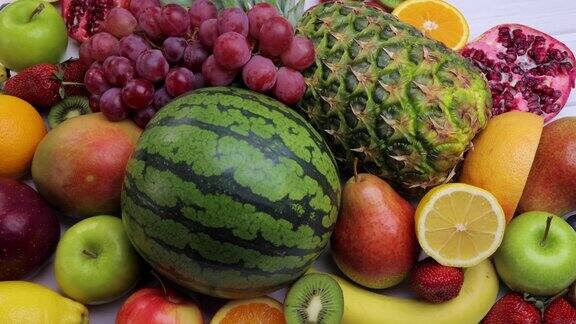 白色餐桌上搭配新鲜水果健康饮食