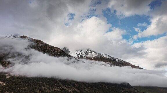 航拍延时摄影美丽的移动云在高山上