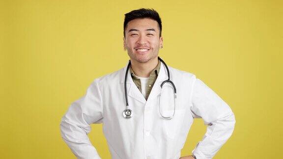中国医生对着镜头微笑(中景)