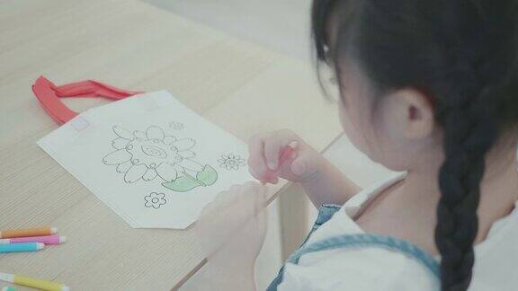 孩子和妈妈一起学习纸画和手工艺