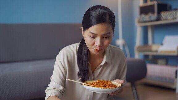 亚洲女性一边工作一边吃饭