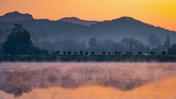 湖上的日出和湖上的薄雾4k(UHD)