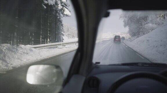 雪中行驶的POV车:冬季的山口