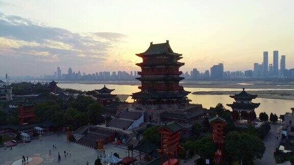 著名的中国古代建筑日落时分的南昌滕王阁