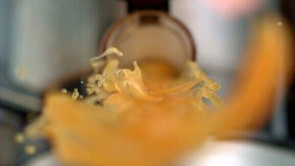 橙汁从榨汁机中流出超级慢动作
