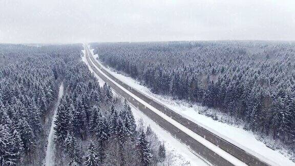 4k在冬天的森林里开着车在下雪空中全景消失点的角度来看