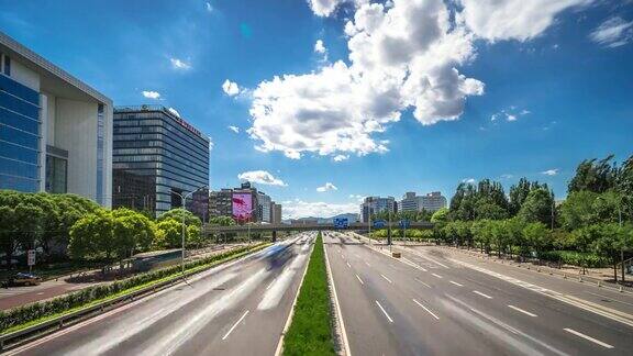 繁忙的道路和现代建筑在市中心的现代城市时光流逝