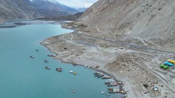 巴基斯坦北部喀喇昆仑山脉阿塔巴特湖的风景鸟瞰图