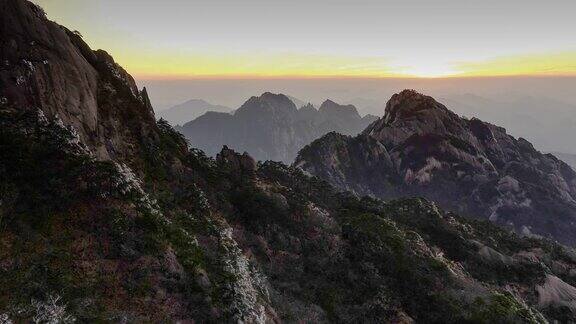 中国黄山的龟峰观景台