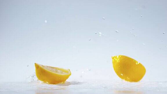 黄色柠檬柑橘柠檬水果落在水上慢镜头4K