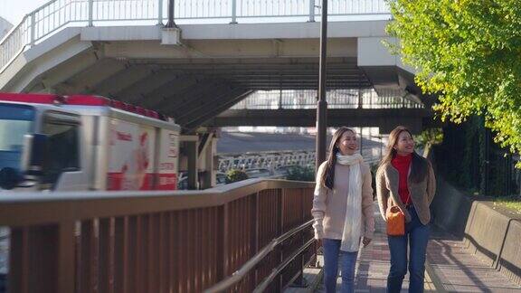 4K亚洲女性朋友走在日本东京的人行道上