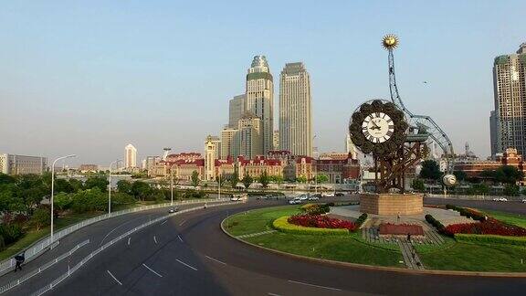 鸟瞰图天津繁忙的交通圈和行人步行