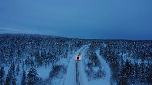 冬季鸟瞰图跟踪拍摄车辆在乡村道路上行驶