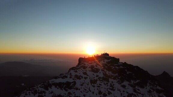 鸟瞰图日出时在肯尼亚的莱纳峰上的不认识的登山者