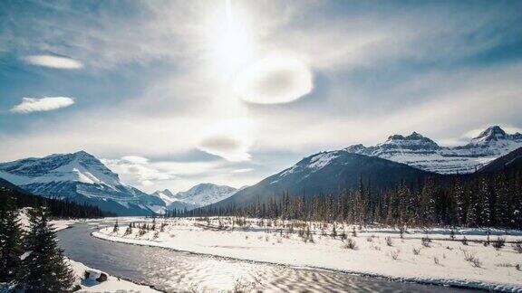 时间流逝冬季阳光明媚的冬湖加拿大阿伯塔