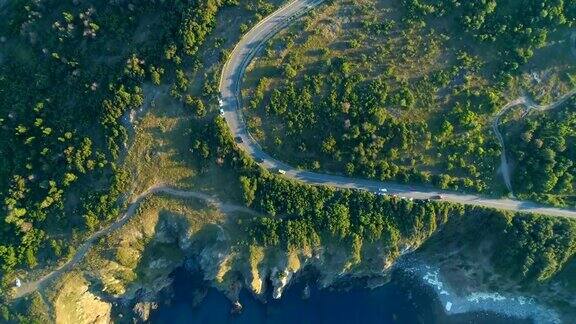 无人机拍摄的美丽的风景海滨道路