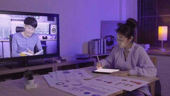 年轻女性在家里用笔记本电脑和财务顾问进行视频会议工作到深夜