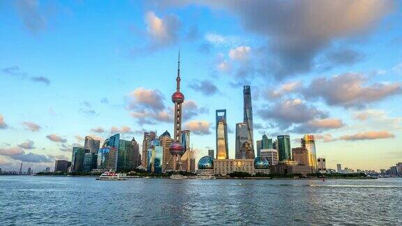 夕阳下的上海和现代城市建筑中国