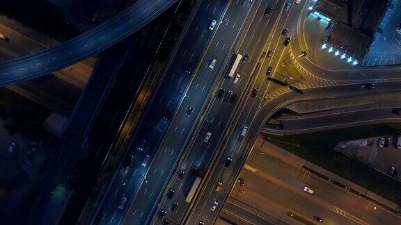 夜间高速公路上的十字路口系统从以上观点