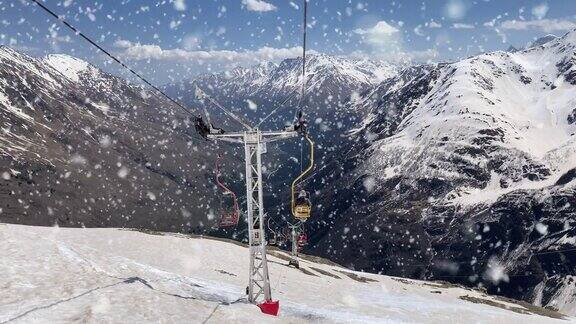 雪山和蓝天的美丽全景从滑雪缆车俯瞰冬季冰雪覆盖的森林里滑雪道上的单座缆车