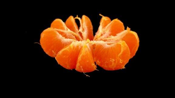 蜜橘剥皮露出鲜嫩多汁的果实以定格拍摄的健康饮食概念