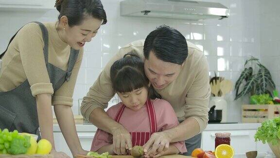 快乐的亚洲家庭在厨房一起烹饪的乐趣