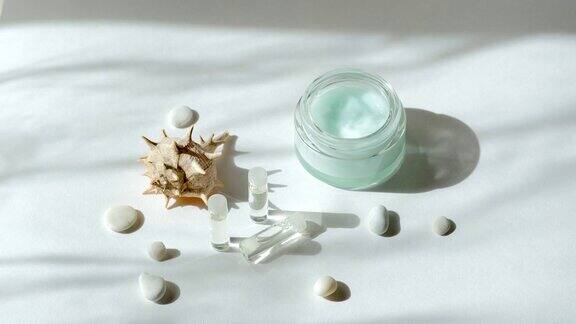 现代SPA护肤理念玻璃瓶天然保湿霜透明质酸美容精华海贝