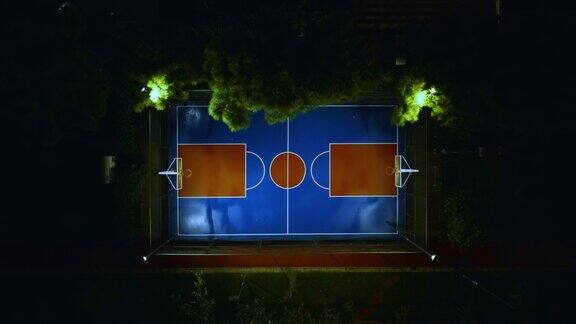 夜半城市灯火通明的篮球场鸟瞰图夜生活中的城市风光夜晚空旷的篮球场夜晚的篮球场夜晚的运动运动的背景