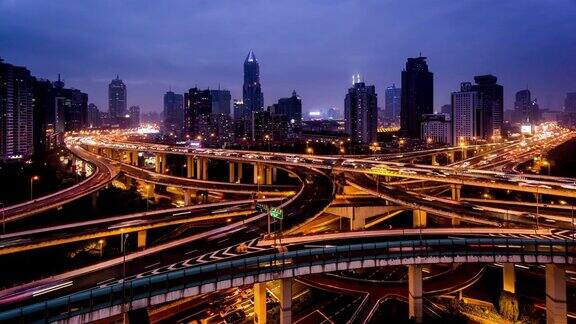 从黄昏到夜晚中国上海的高速公路和交通鸟瞰图
