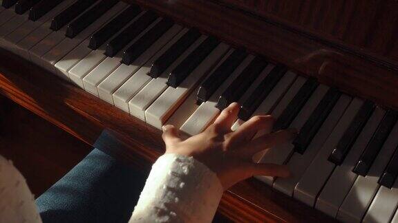 俯视图特写年轻女子热情地弹钢琴