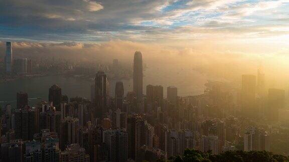 时间流逝:黎明时朦胧的香港城市景观