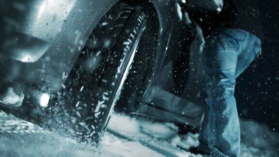 SLOMO车轮一辆车卡在雪中旋转