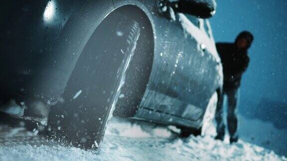 一辆车的纺车陷在雪里