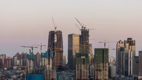 TU大型建筑工地与起重机在日落