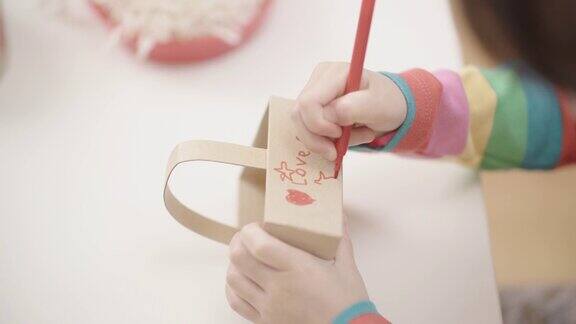 小女孩为家庭教育手工制作纸工艺品