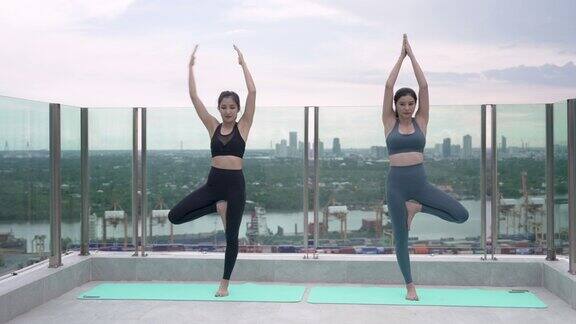 两个美丽的亚洲女人一起做瑜伽锻炼和保健