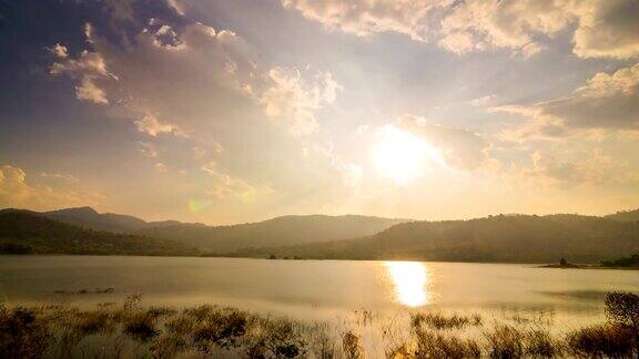 日落在湖和山