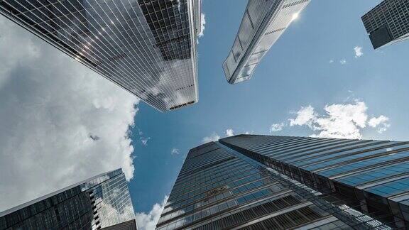低角度的高层企业建筑摩天大楼和天空